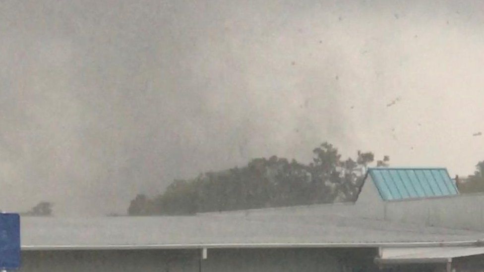 Вид показывает, как торнадо обрушивается на Олд-Жанерет-роуд, Нью-Иберия, Луизиана