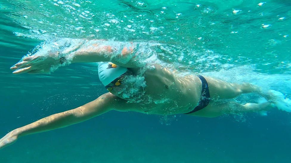 Scottish swimmer sets record between New Zealand islands - BBC News
