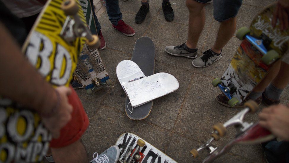 A skateboard turned into a heart in honour of terror victim Ignacio Echeverría