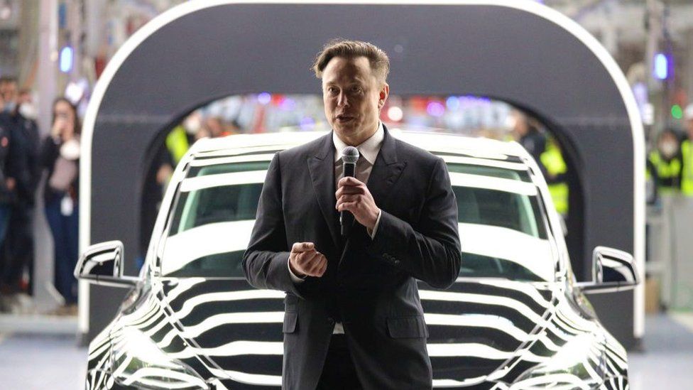 Генеральный директор Tesla Илон Маск выступает на официальном открытии нового завода по производству электромобилей Tesla 22 марта 2022 года недалеко от Грюнхайде, Германия.