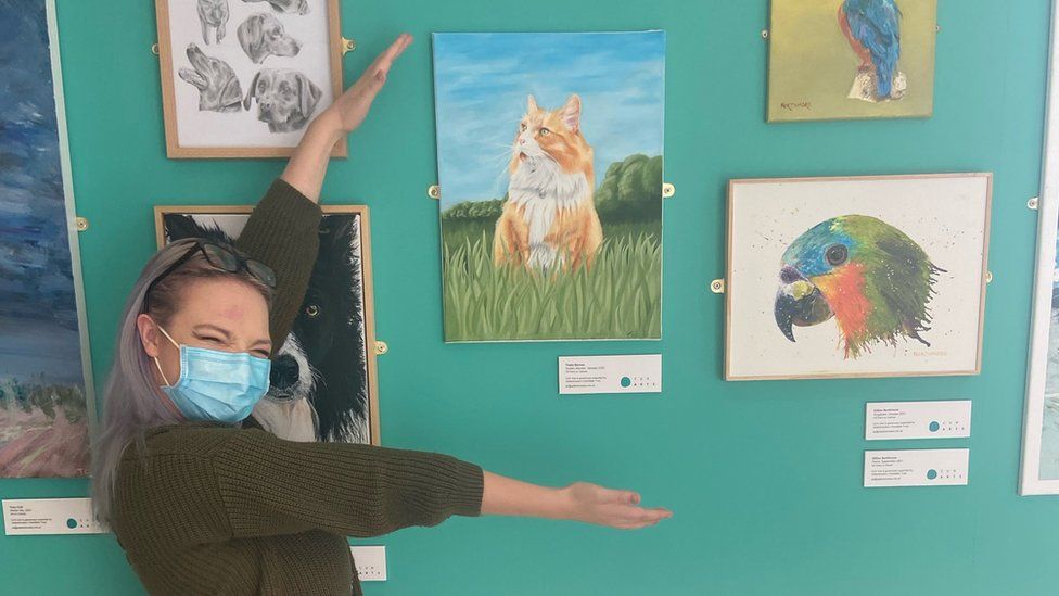 Thalia Barnes with her painting of Henry the cat