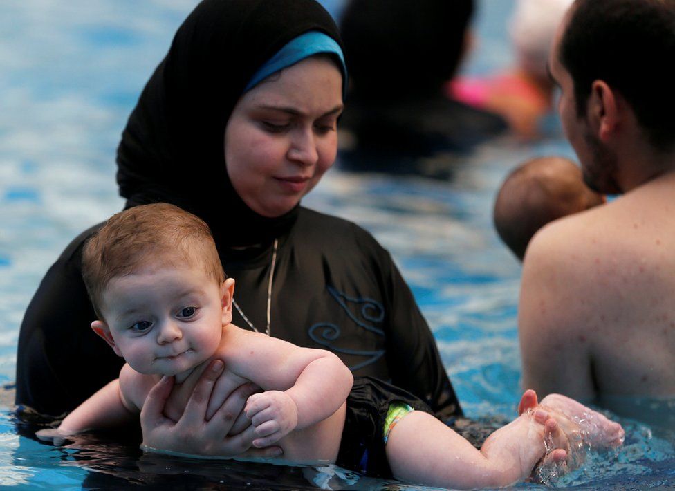Egyptian parents teach newborns how to swim in a first of its kind school in Cairo, Egypt, August 15, 2017. Picture taken August 15, 2017. REUTERS/Amr Abdallah Dalsh