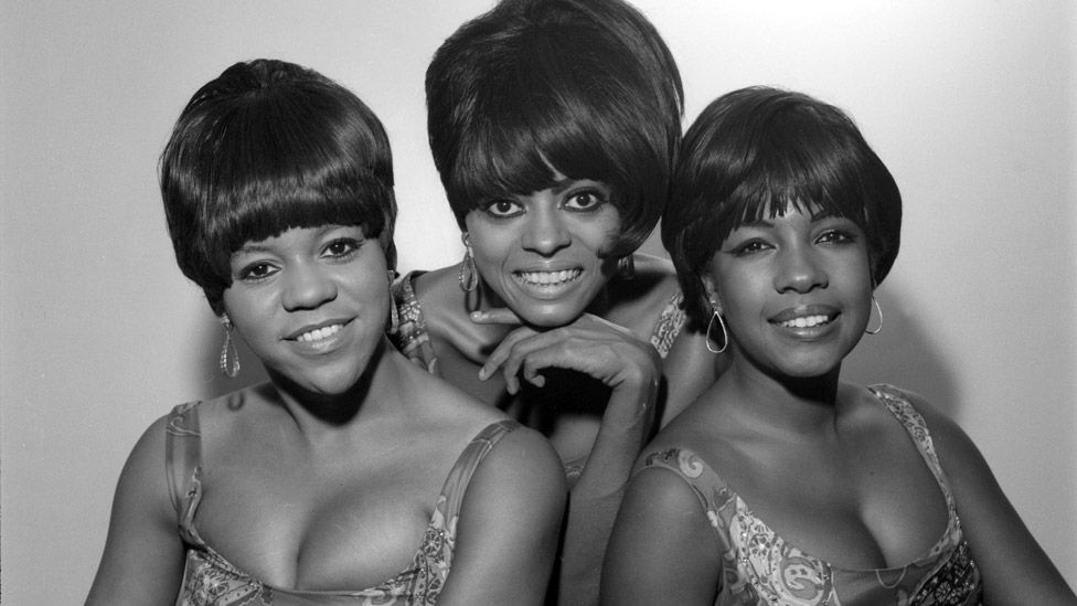 The Supremes - слева направо: Флоренс Баллард, Дайана Росс и Мэри Уилсон, сфотографированные за кулисами шоу Top of the Pops (TOTP) в октябре 1965 года