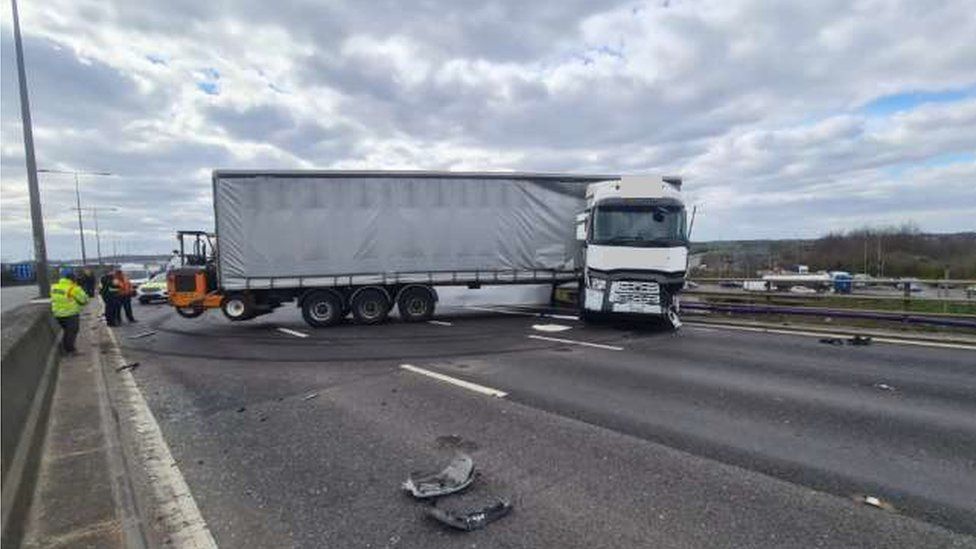Lorry crash on the M25