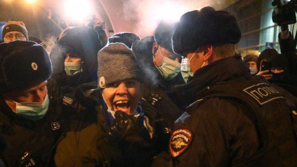 Полиция задержала сторонника Навального в аэропорту Внуково, 17 21.01
