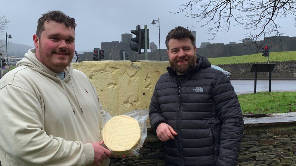 Mr Rowlands and Mr Thomas holding their Caerphilly cheese