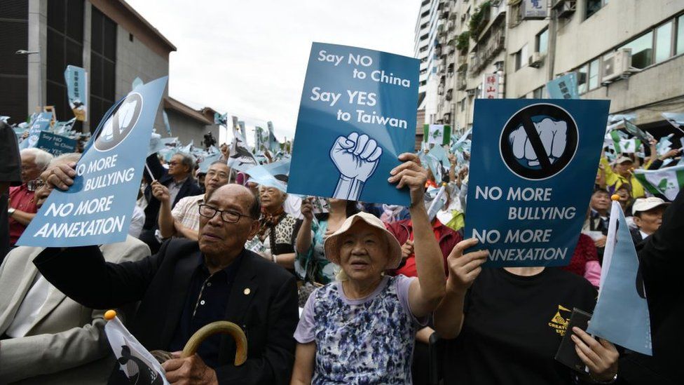 Pro-independence activists hold signs at a demonstration in Taipei on 20 October 2018