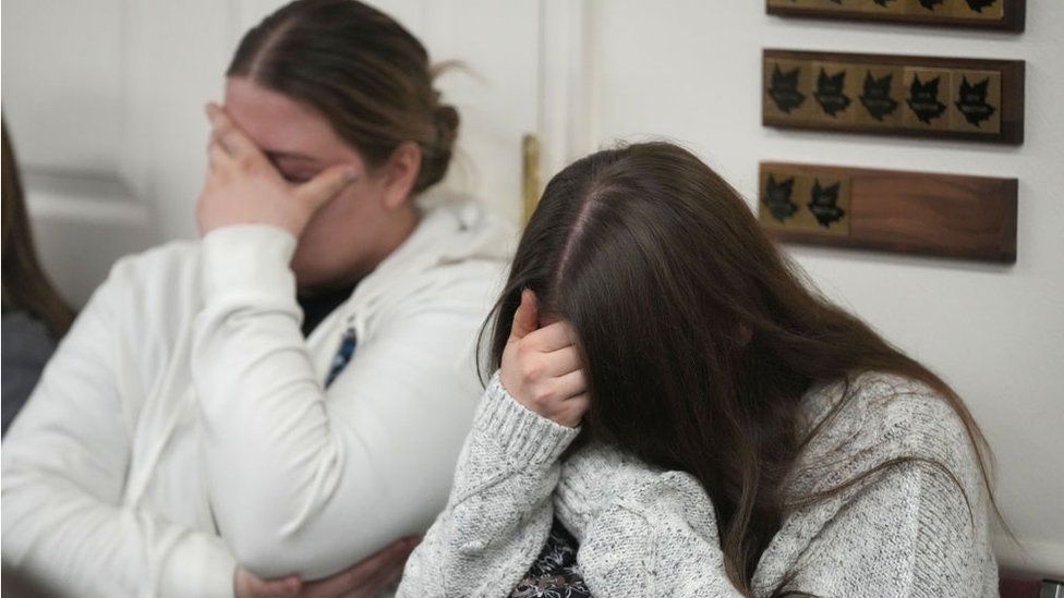Две неизвестные женщины плачут на пресс-конференции в Енохе, штат Юта, 5 января