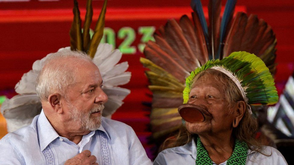 Президент Бразилии Луис Инасиу Лула да Силва (слева) и вождь коренных народов Раони Метуктире в Бразилиа. Фото: 28 апреля 2023 г.