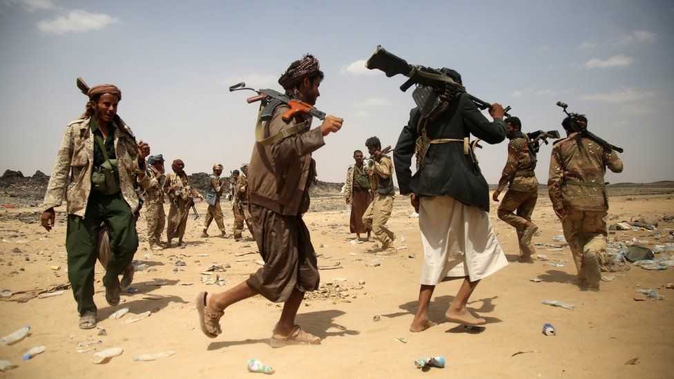 Armed Yemeni tribesmen loyal to President Abdrabbuh Mansour Hadi in Marib province (18 September 2015)