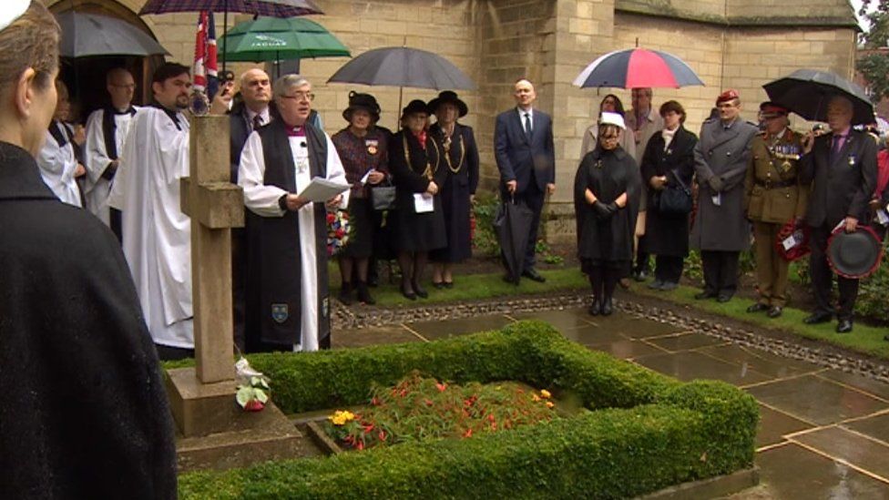 Norwich Cathedral graveside ceremony for Edith Cavell BBC News