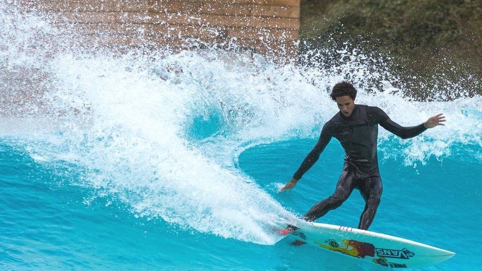Wavegarden surfer