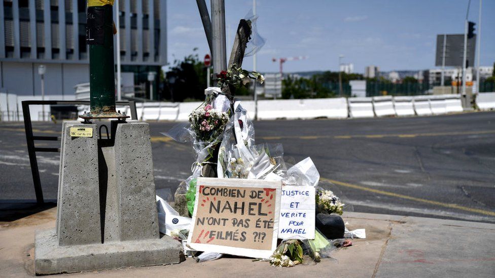 Blumen und Transparente in der Nähe des Ortes, an dem der 17-jährige Nahel von der Polizei in Nanterre, Frankreich, getötet wurde, 3. Juli 2023