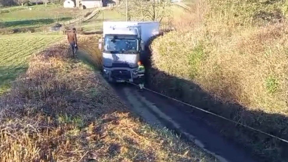 Lorry stuck in a lane near Modbury
