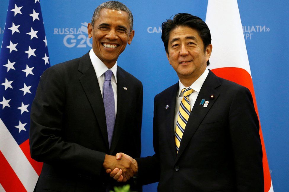 Президент США Обама обменивается рукопожатием с премьер-министром Японии Абэ на саммите G20 в Санкт-Петербурге в 2013 году