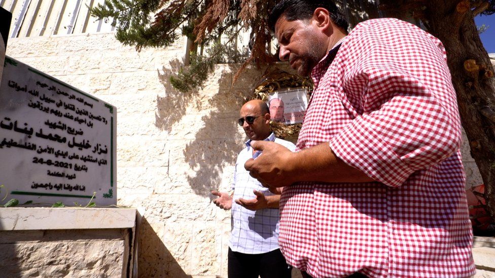 Брат и двоюродный брат Низара Баната молятся на его могиле