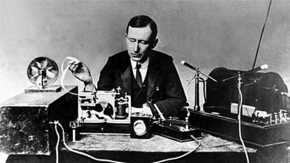 Yr arloeswr Guglielmo Marconi