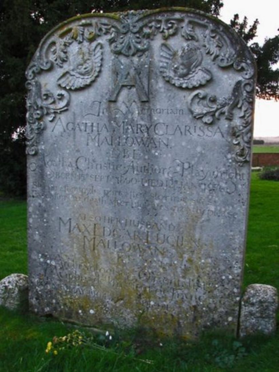 Agatha Christie death commemorated at Oxfordshire graveside - BBC News