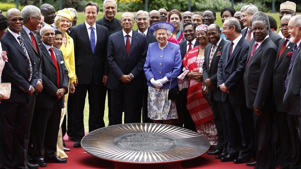 La reina Isabel II posa con el primer ministro británico David Cameron y los jefes de gobierno y representantes de las naciones de la Commonwealth en Londres el 6 de junio de 2012.