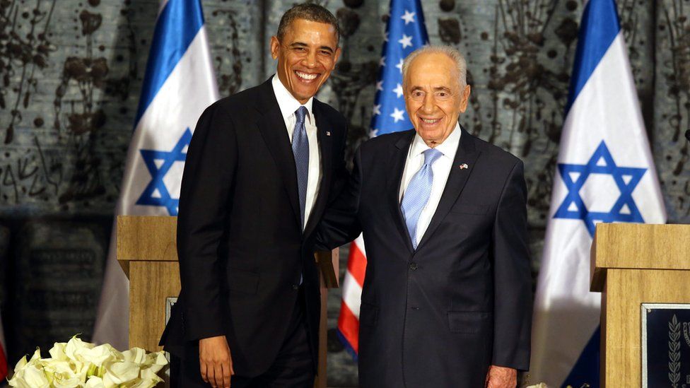 US President Barack Obama (L) meeting with then Israeli President Shimon Peres (R) at the president's residence in Jerusalem (20 March 2013)