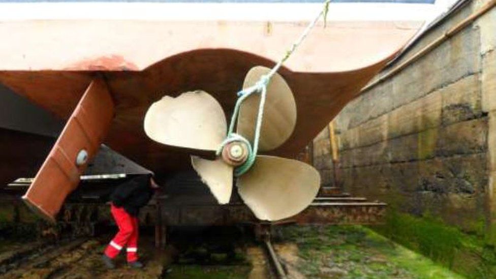 Damning boat crash report finds multiple errors - BBC News