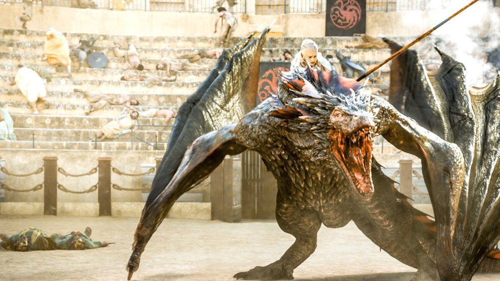 Emilia Clark on dragon - Season 5 – episode 9