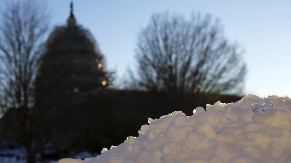 Snow covers a wall near the US Capitol in Washington (24 January 2016)