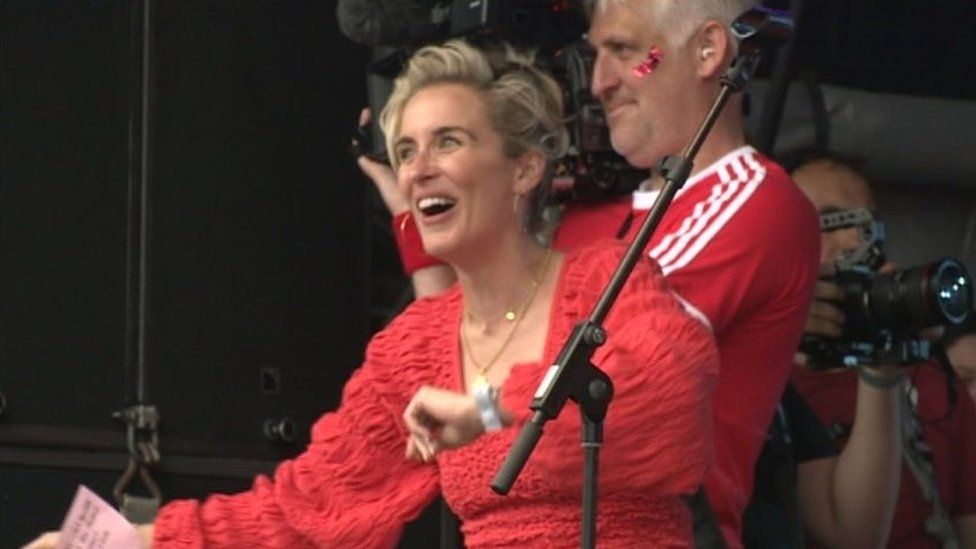 Vicky McClure with the choir at Splendour