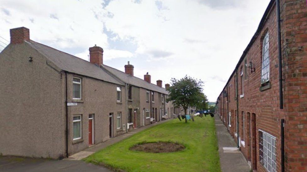 Angry crowd forces pair to flee Gateshead house - BBC News