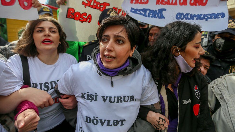 Женщины Азербайджана взялись за руки в честь Международного женского дня.