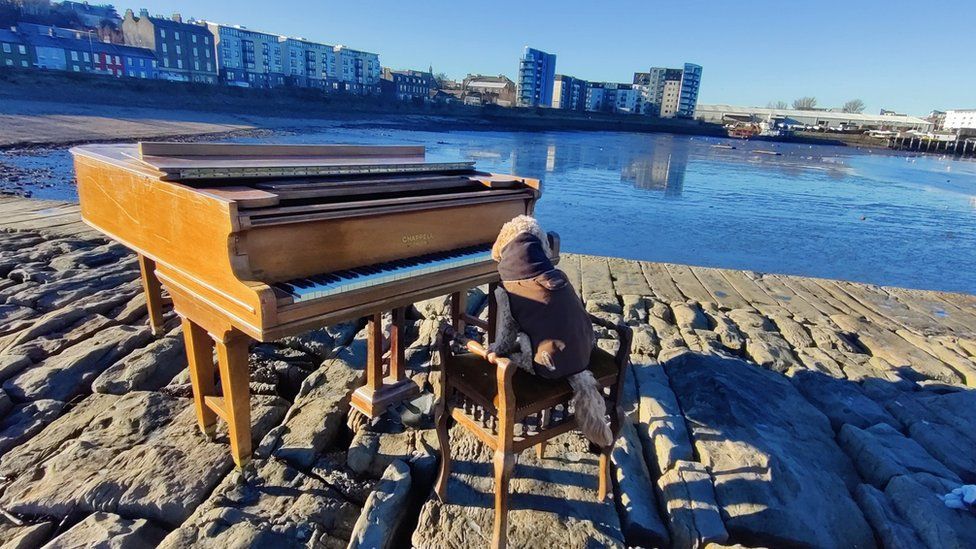 Why did a grand piano appear at an Edinburgh harbour?