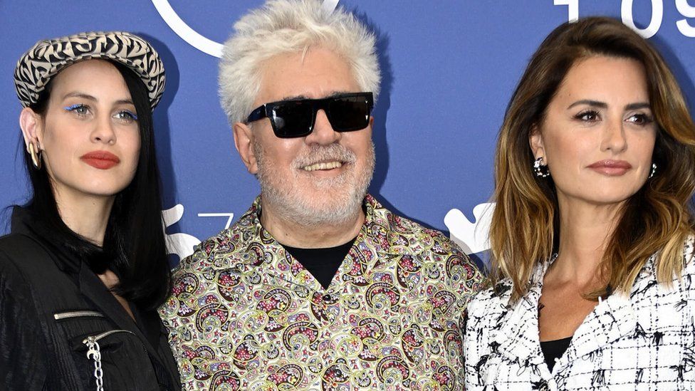 Spanish filmmaker Pedro Almodovar (C) and Spanish actresses Penelope Cruz (R) and Milena Smit (