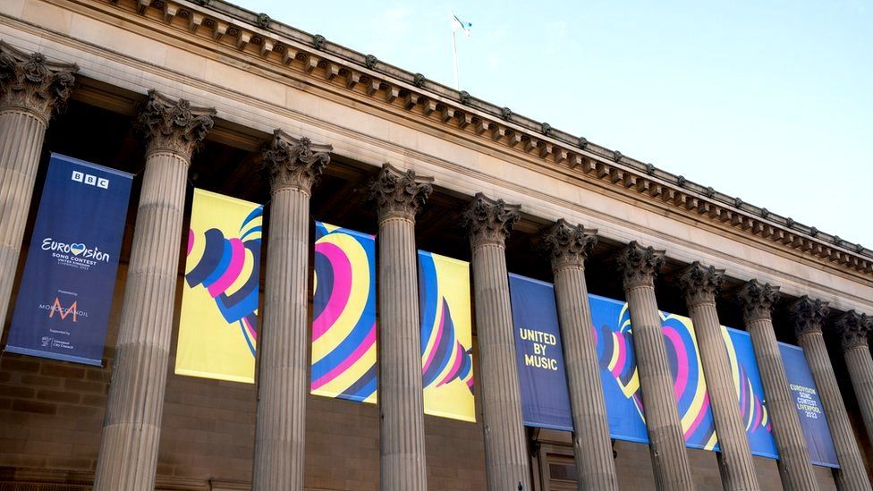 Banneri i ri i Eurovizionit shfaqet jashtë sallës së Shën Gjergjit në Liverpool