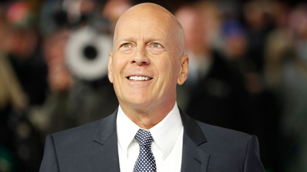 Bruce Willis admits 'error of judgement' over face mask - BBC News