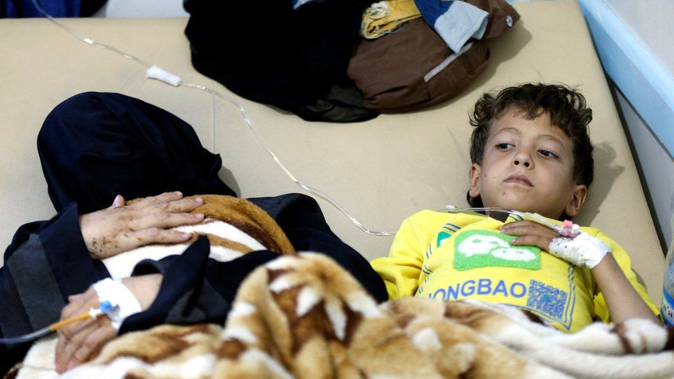 A boy and his mother, both infected with cholera, lie on a bed at a hospital in Sanaa, Yemen (7 May 2017)