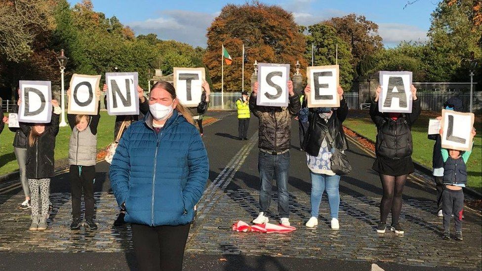 В октябре прошлого года активисты провели акцию протеста против будущего доступа к отчетам комиссии