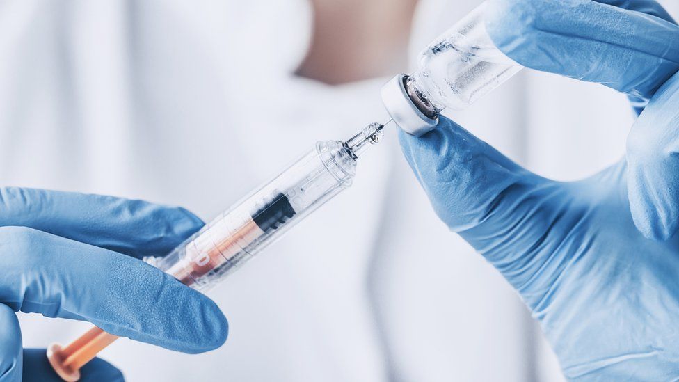 Profissional de saúde prepara vacina
