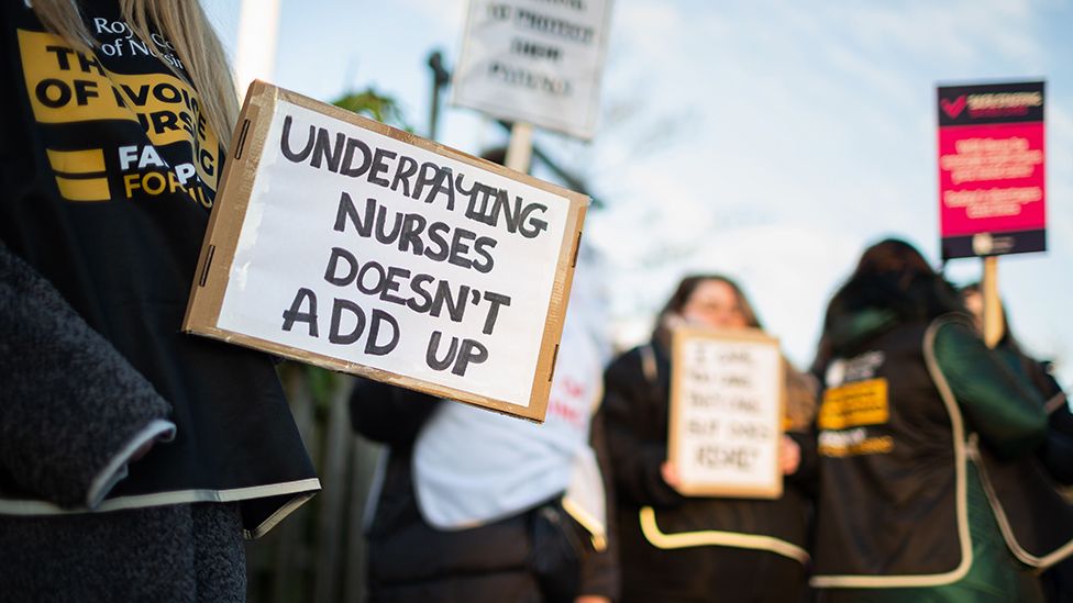 Пикет бастующих медсестер возле Уолтон-центра в Ливерпуле, Великобритания, 06 февраля 2023 г.