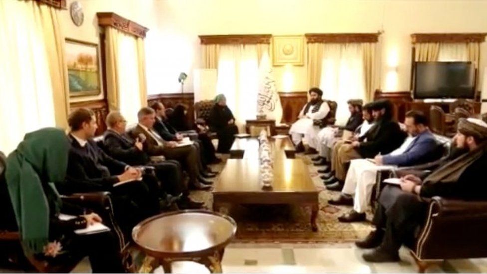 Pełniący obowiązki ministra spraw zagranicznych talibów, Mawlawi Amir Khan Muttaqi, spotyka się z delegatami ONZ w Kabulu w Afganistanie, na tym zrzucie ekranu zaczerpniętym z filmu opublikowanego 18 stycznia 2023 r. Ministerstwo Spraw Zagranicznych Talibów / materiały informacyjne za pośrednictwem REUTERS