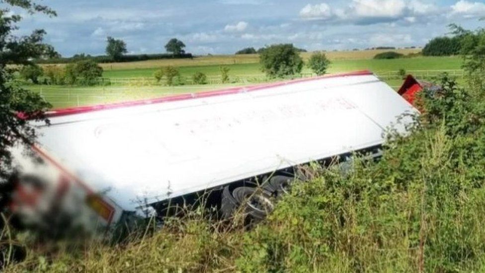 M180 closure to recover overturned lorry near Scunthorpe BBC News