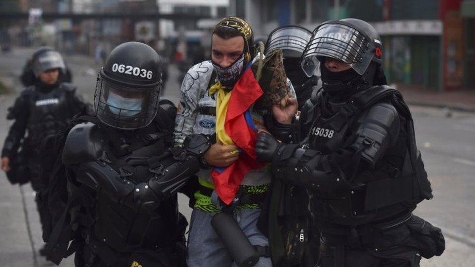 Столкновения протестующих с членами ESMAD во второй день протестов против налоговой реформы, предложенной правительством Ивана Дуке, в Кали, Колумбия, 29 апреля 2021 г.