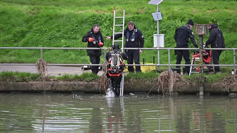 Police divers at Tetney Lock