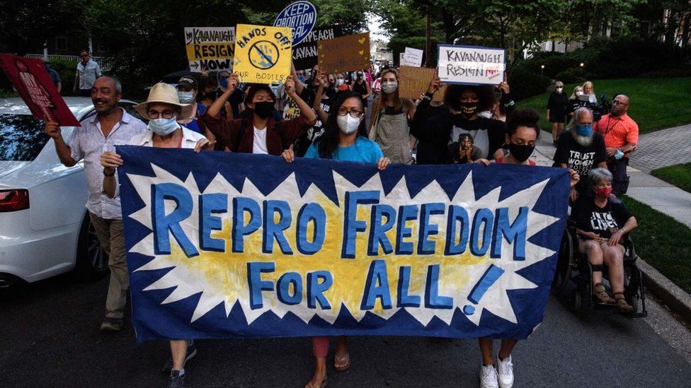 Активисты за права на аборты маршируют к дому судьи Верховного суда США Бретта Кавано