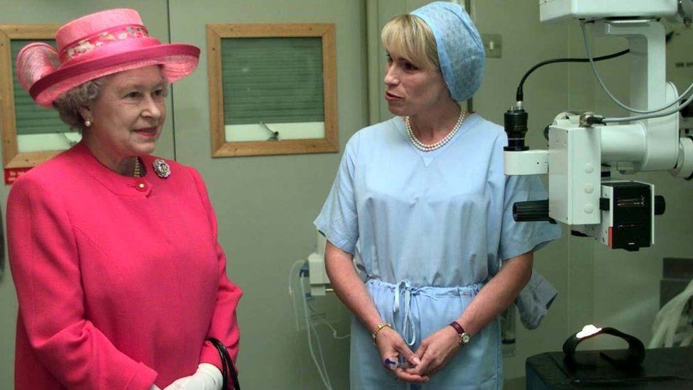 The Queen at Moorfields Eye Hospital with surgical staff in 1999