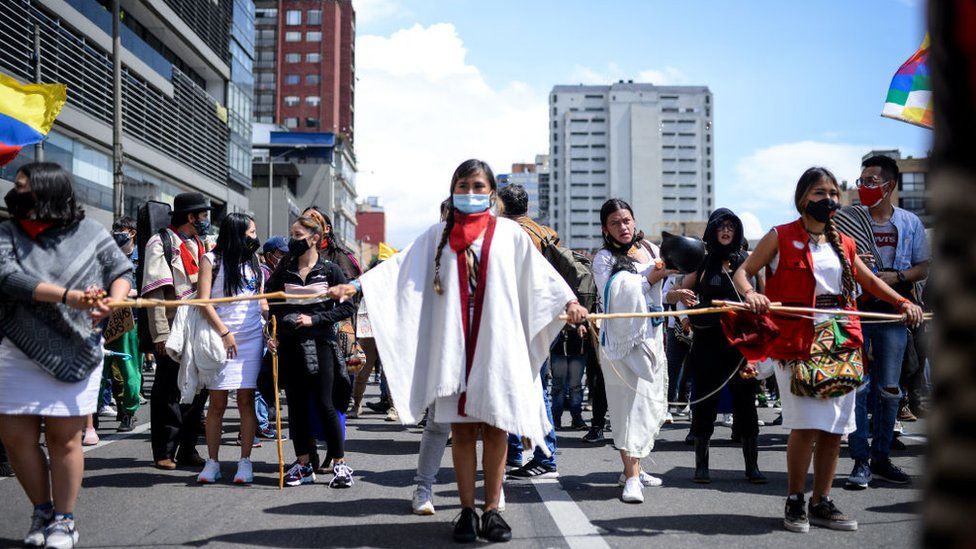 Коренные жители народа мисак, разрушив статую Гонсало Хименеса де Кесада в ходе акции сопротивления в разгар национальной забастовки, 7 мая провели мирный марш к северу от города в Боготе, Колумбия. , 2021.