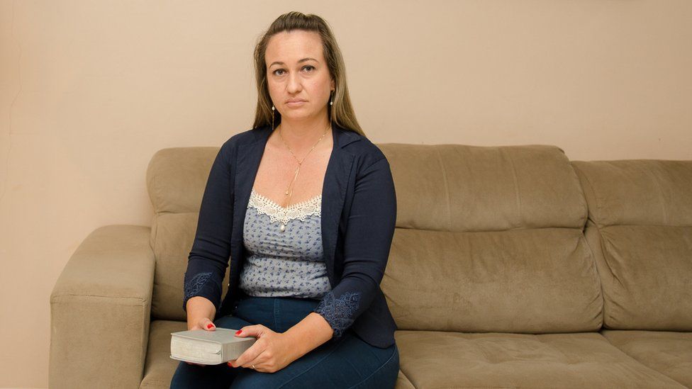 Carla Dalvitt na sala de sua casa