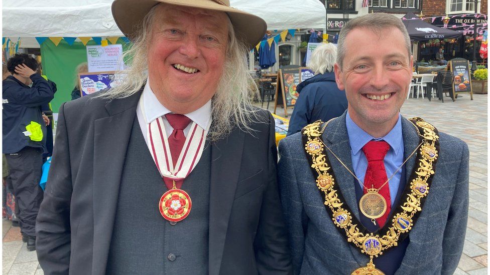 Archaeologist and Deputy Lord Lieutenant of Salisbury, Phil Harding and Mayor Tom Corbin stood together smiling