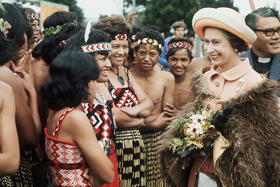 Королева Елизавета II встречается с маори в Новой Зеландии, 1977