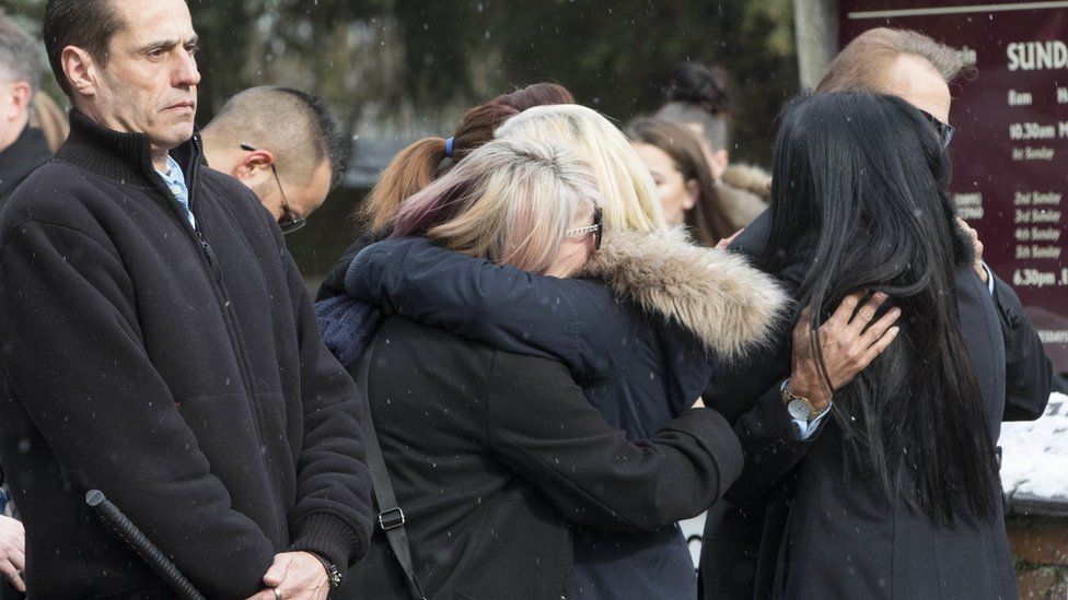 Funeral held for Hayes death crash teenagers - BBC News