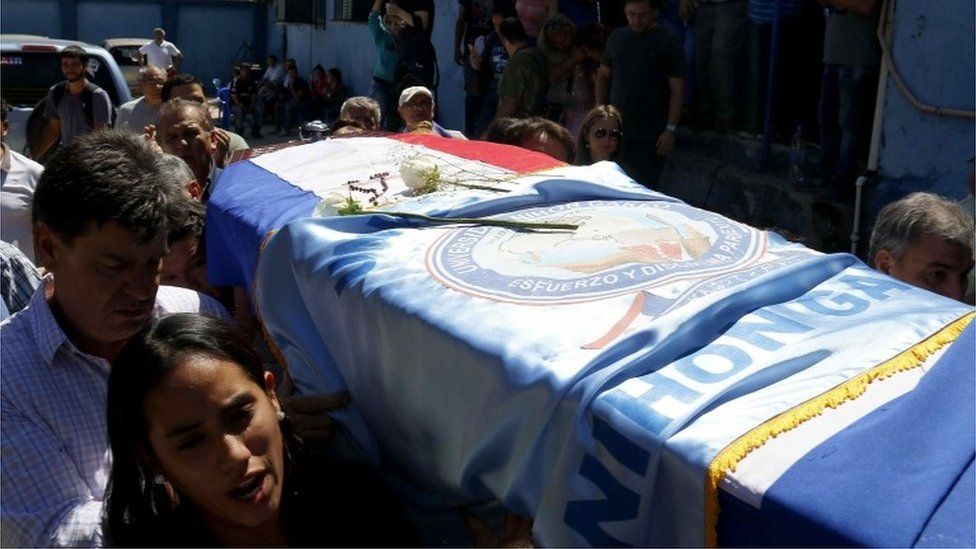 Friends and relatives of Rodrigo Quintana carry his coffin following his shooting by police during Friday's protests (01/04/2017)